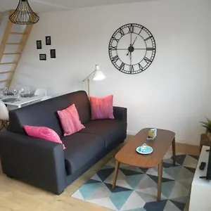  Apartment - Proche Metro - Stationnement Gratuit